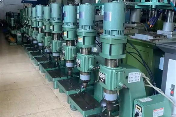 鉚釘機(jī)如何調(diào)整壓力？碩峰這樣說(shuō)！